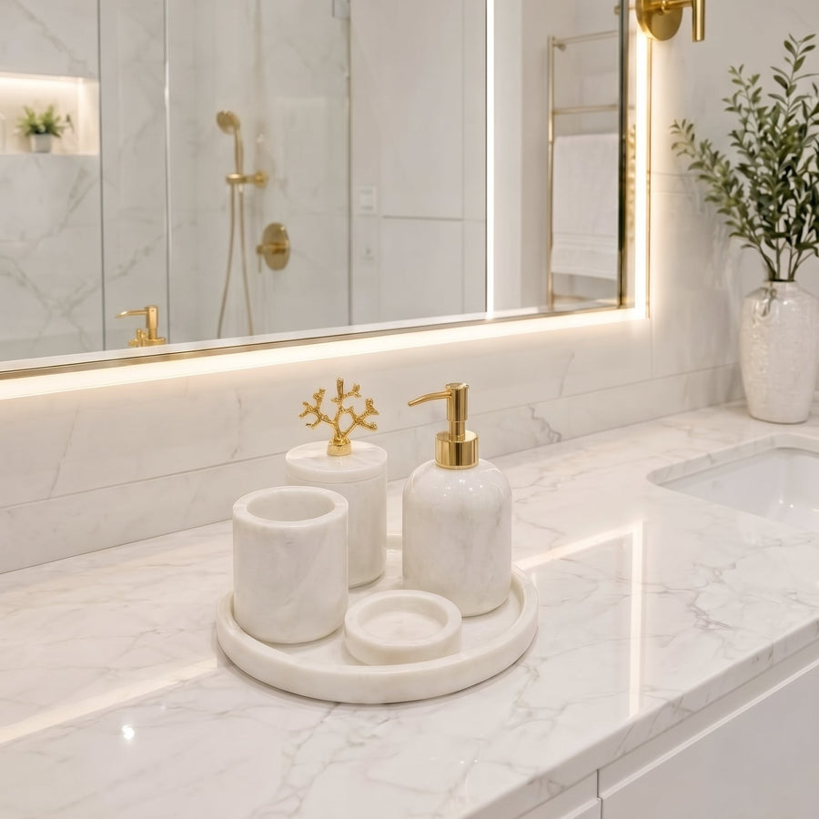 Beyaz Mermer Banyo Seti – Gold Mercan Detaylı 5 Parça